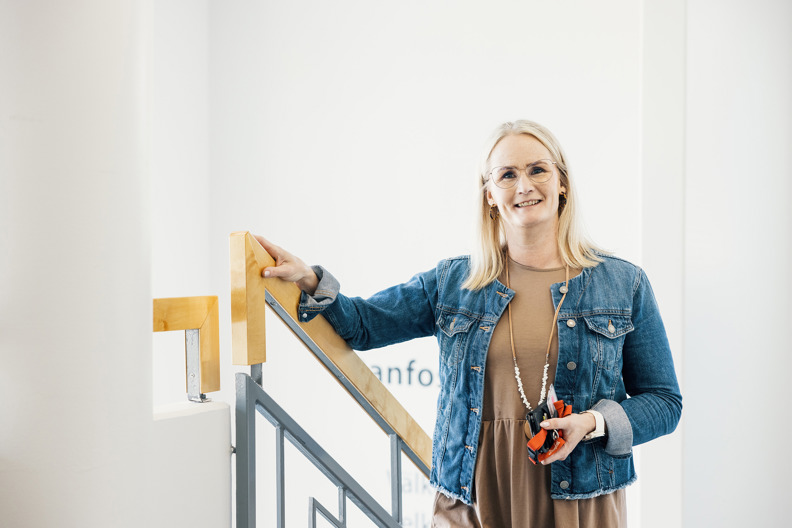 Marika Stenman hymyilee ja pitää kaiteesta kiinni.