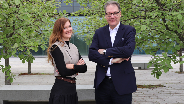 Mikaela Öberg ja Risto Murto yhteiskuvassa Varman toimiston edustalla.